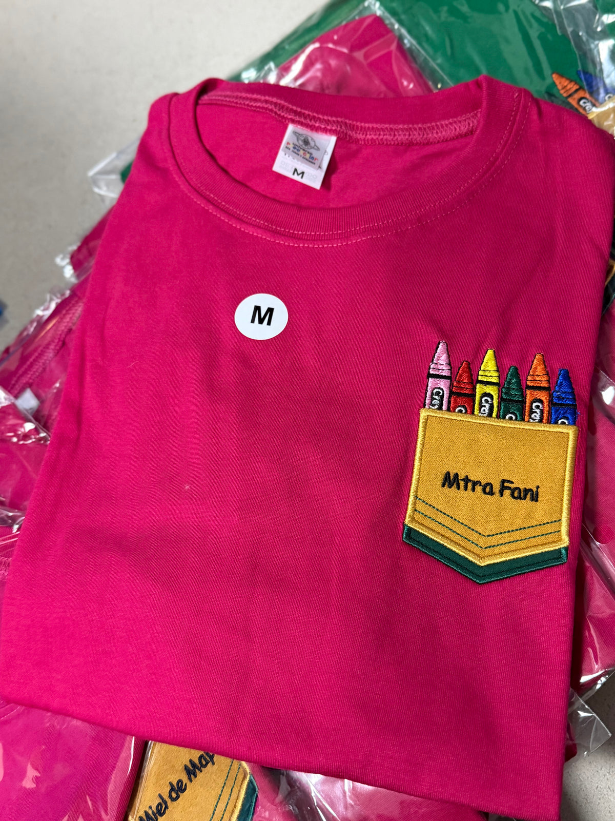 Playera crayolas en bolsillo PON TU NOMBRE EN NOTAS DEL PEDIDO