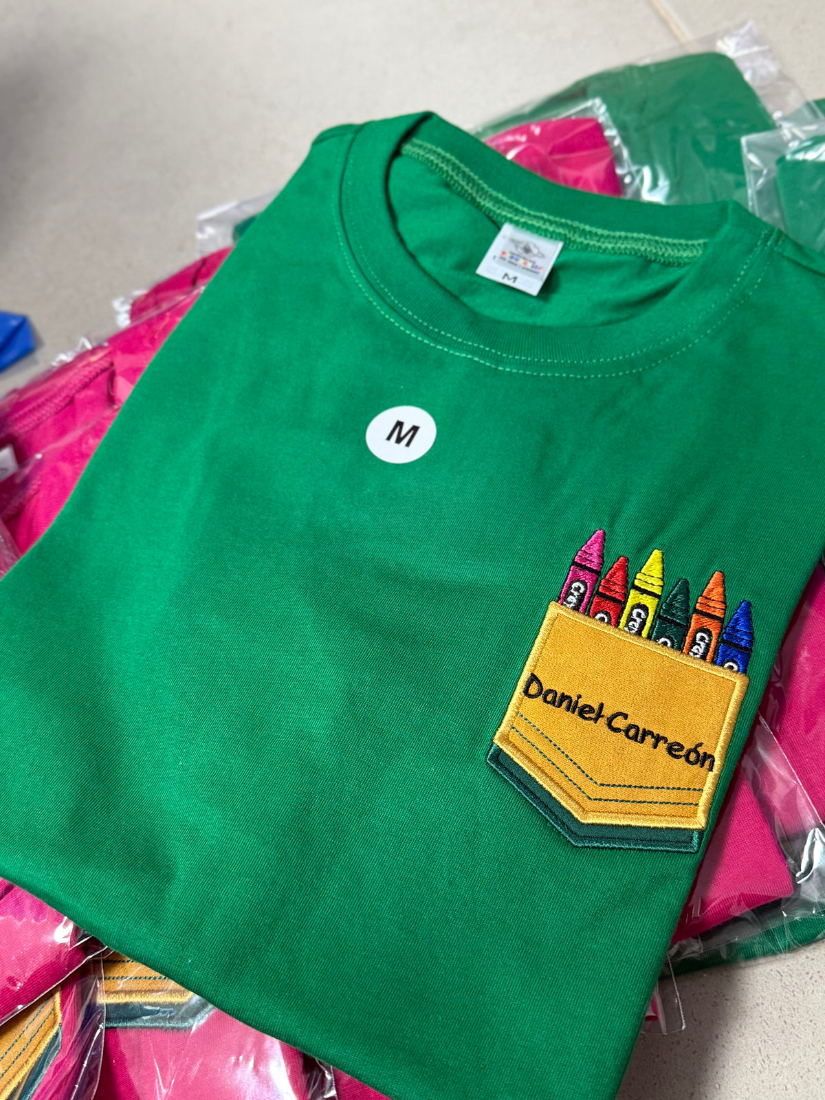 Playera crayolas en bolsillo PON TU NOMBRE EN NOTAS DEL PEDIDO