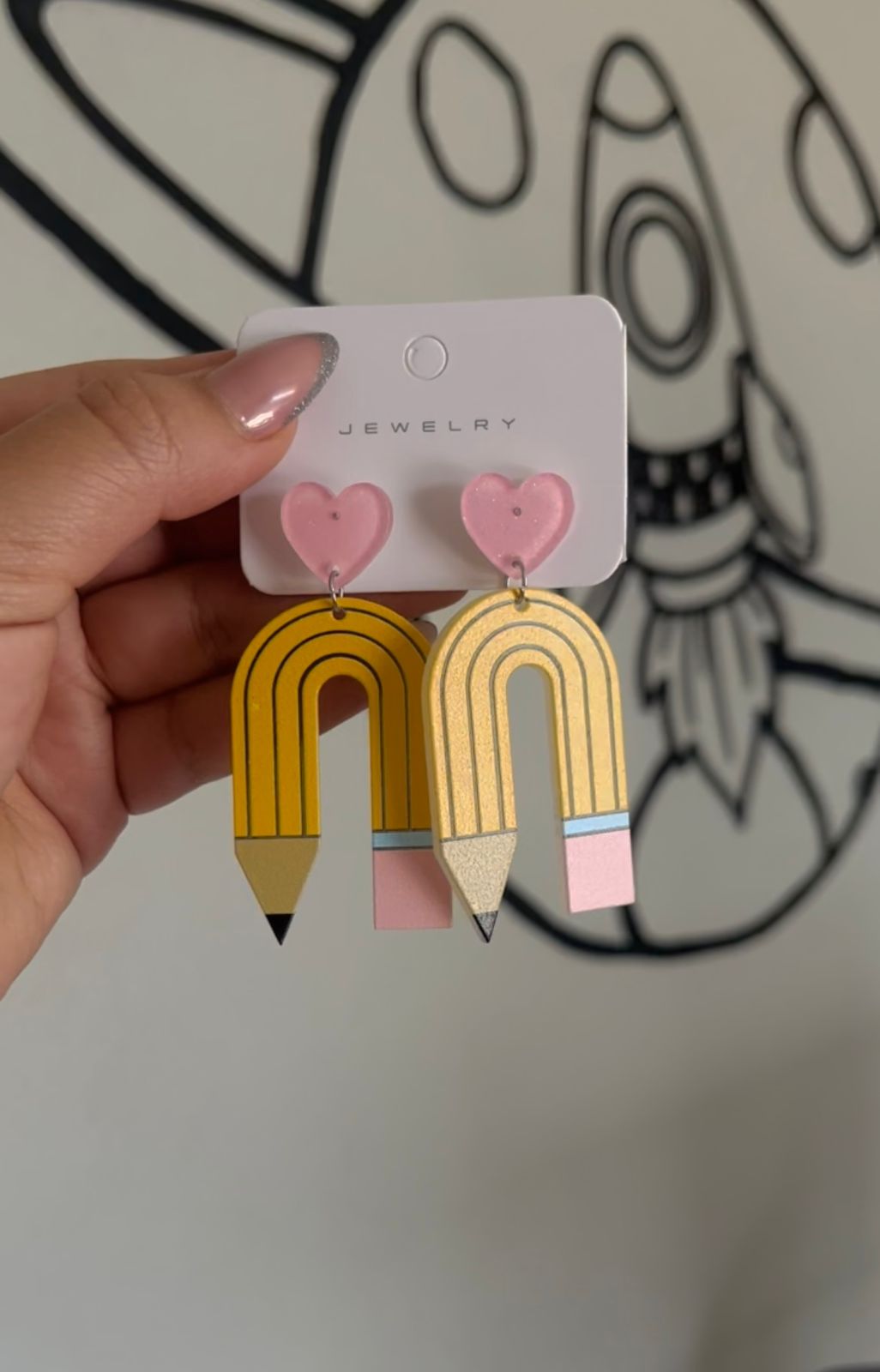 Aretes de lápiz amarillo