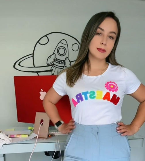 Playera maestra bordada